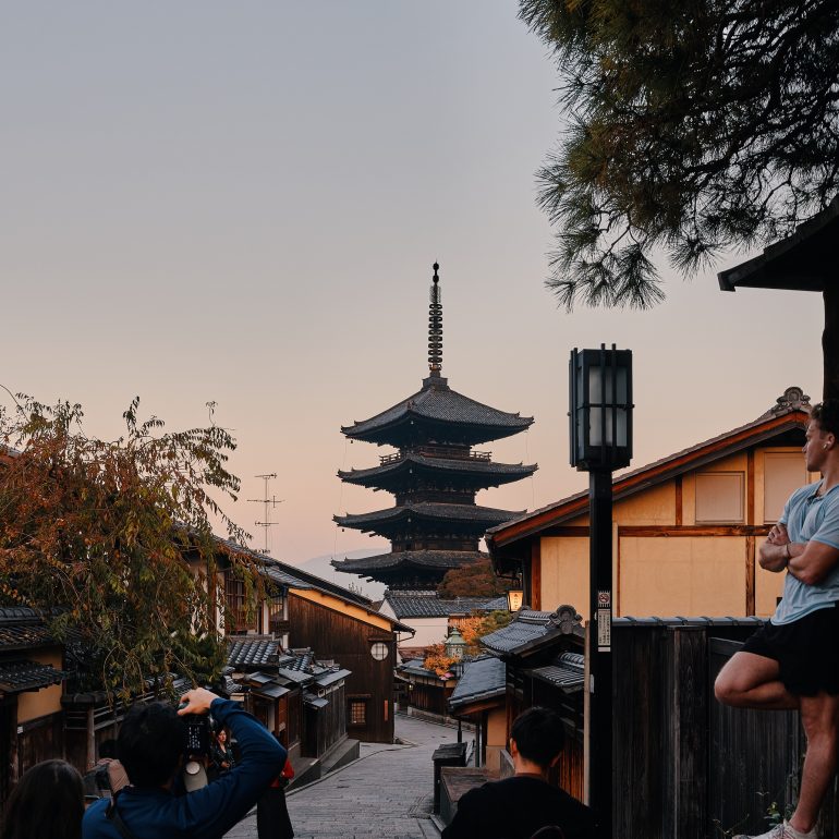 Photographing Hōkan-ji Pagoda